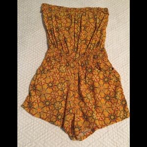 Shorts romper mustard with print